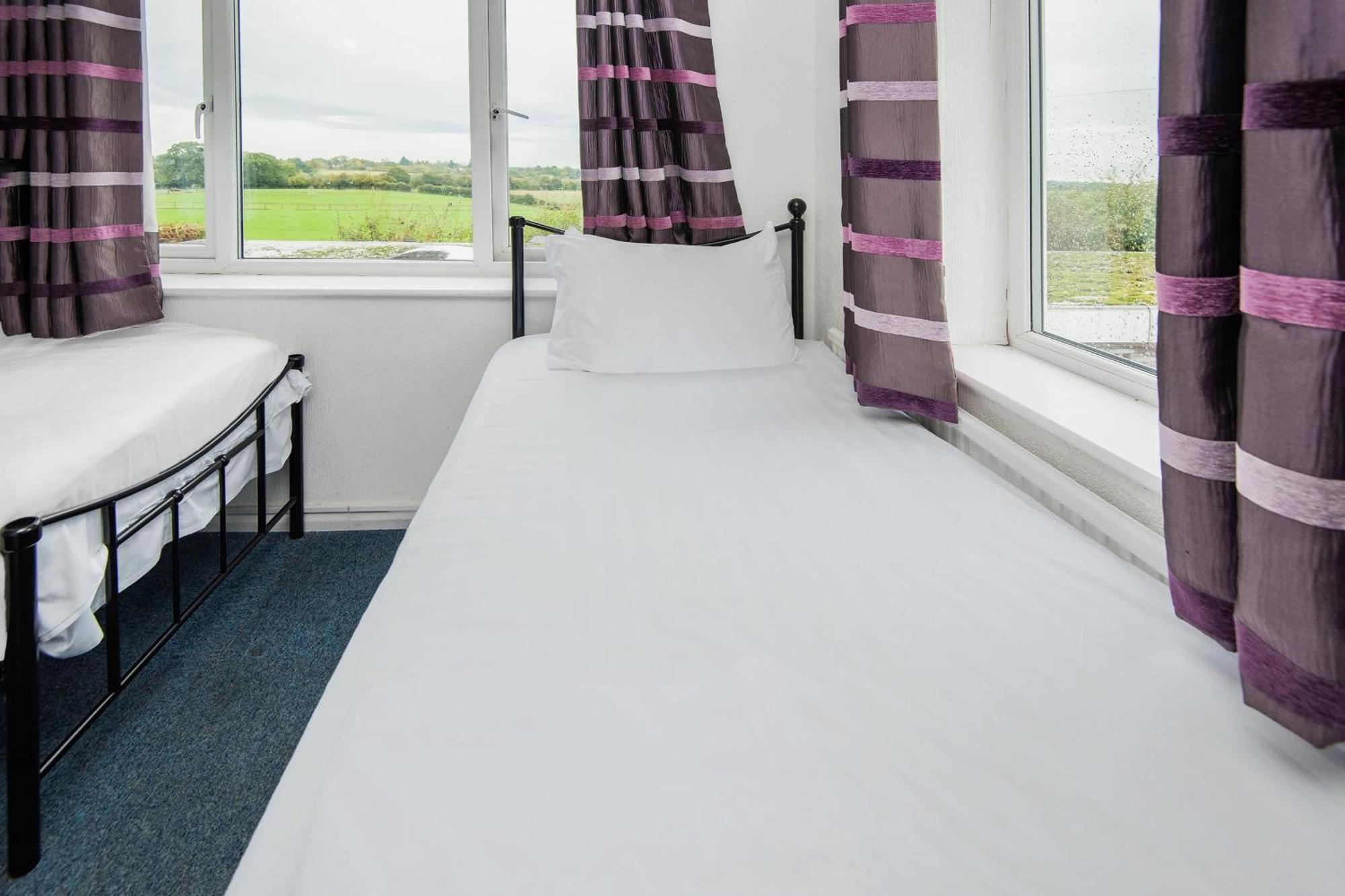 Chris'S Motel Stokenchurch Esterno foto