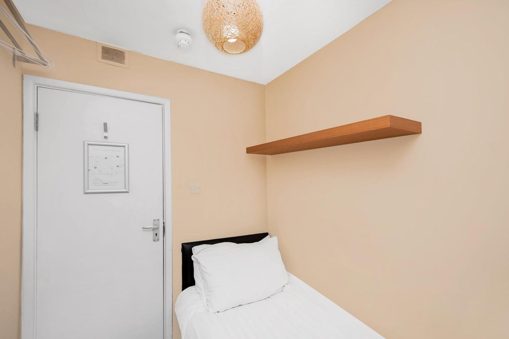 Chris'S Motel Stokenchurch Esterno foto