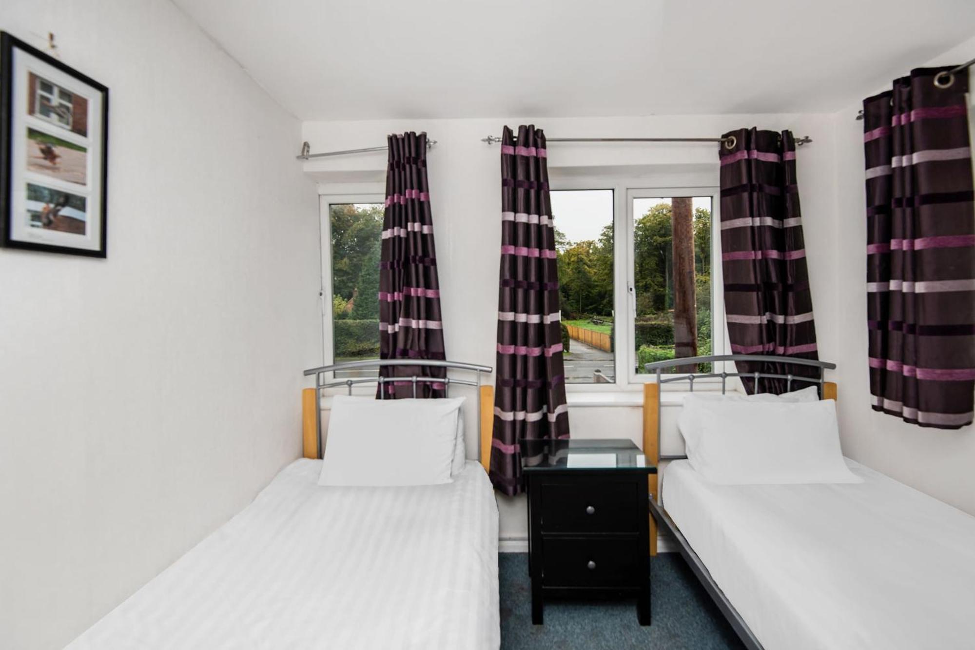 Chris'S Motel Stokenchurch Esterno foto